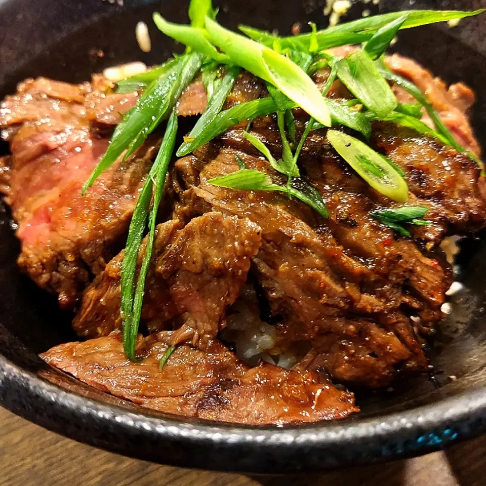 Snapdishの料理写真:炙りハラミ丼(少し食べかけてます)|あかね空さん