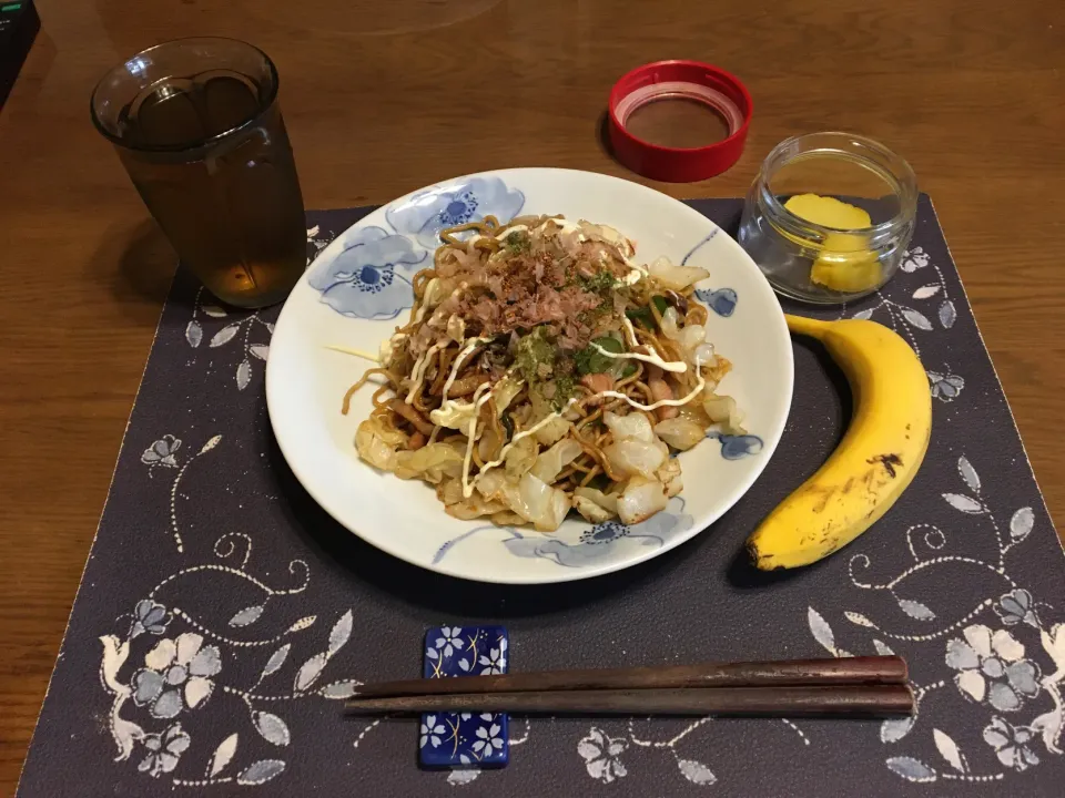 大盛りソース焼きそば、沢庵、バナナ、六条麦茶(昼飯)|enarinさん