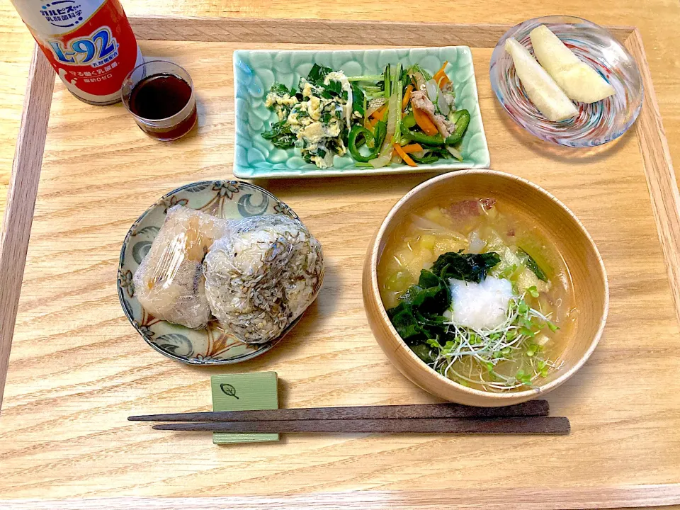 野菜炒めとニラ玉でおにぎり定食❤️|さくたえさん