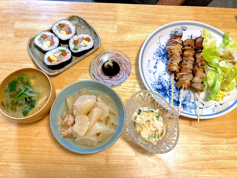 Snapdishの料理写真:ジャンボ焼き鳥♡海鮮巻き♡大根と鶏肉の煮物♡ポテサラ♡小松菜のお味噌汁|さくたえさん