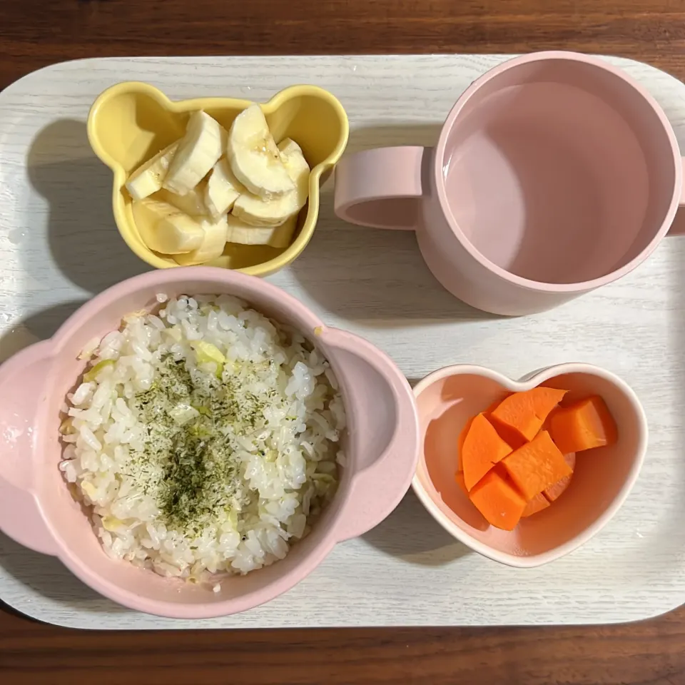 Snapdishの料理写真:しらすとキャベツのまぜごはん、にんじん、バナナ、湯冷し|km2571さん