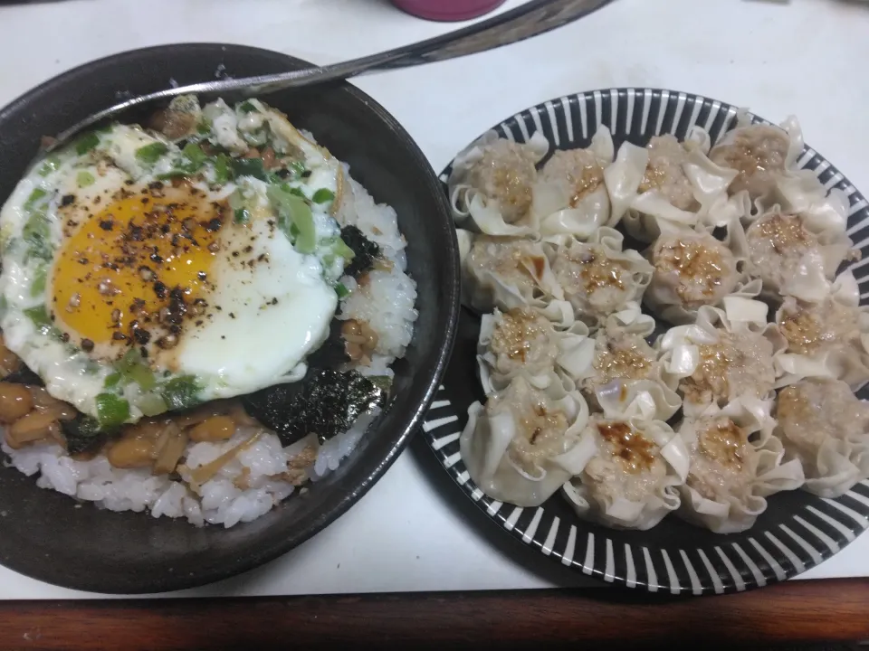 なめ茸と肉そぼろ入りショゴス丼＆チルド焼売|darkbaronさん