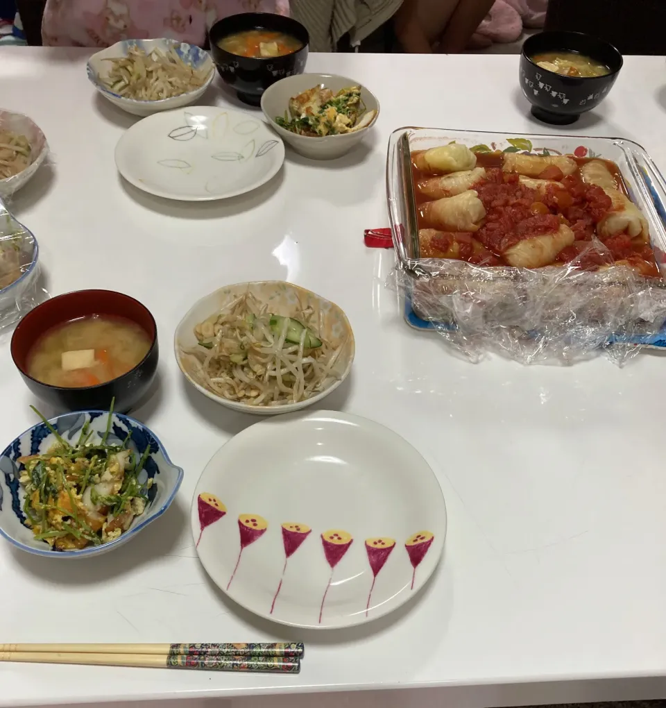 Snapdishの料理写真:晩御飯☆ロールキャベツ☆酢の物（もやし・胡瓜・天かす）☆豆苗炒め（豆苗・太ちくわ・卵）☆みそ汁（キャベツ・太ちくわ・人参・高野豆腐）|Saharaさん