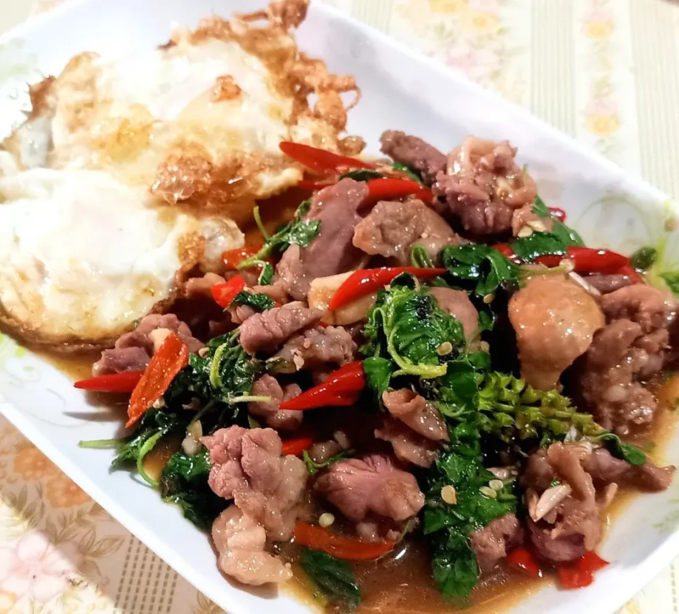 ผัดกะเพราเป็ดไข่ดาว
Spicy stir-fried duck with basil and fried egg|🌿Veerapan Mu🌿さん