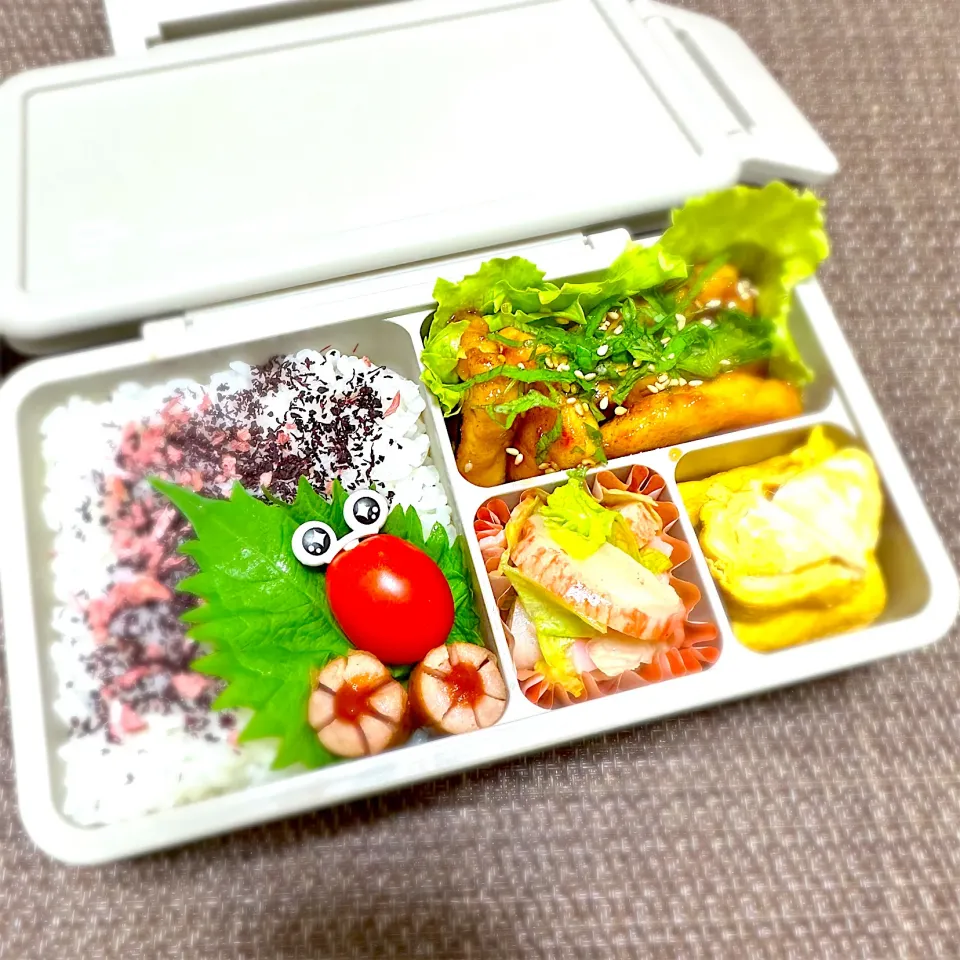 LJK弁当🍱〜鶏ムネごま照り焼き・玉子焼き・カニカマサラダ・ソーセージ|華恋さん