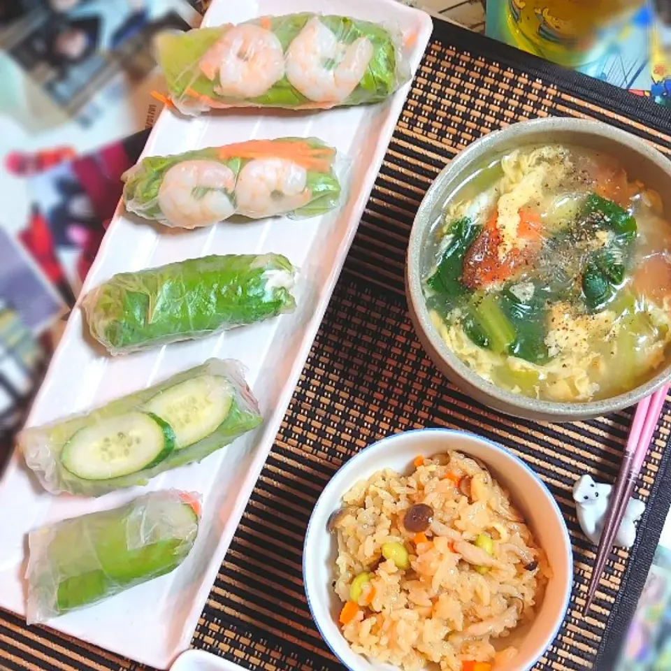 🍴夕ご飯🍴
生春巻き
混ぜご飯
卵とトマトスープ|ポチさん