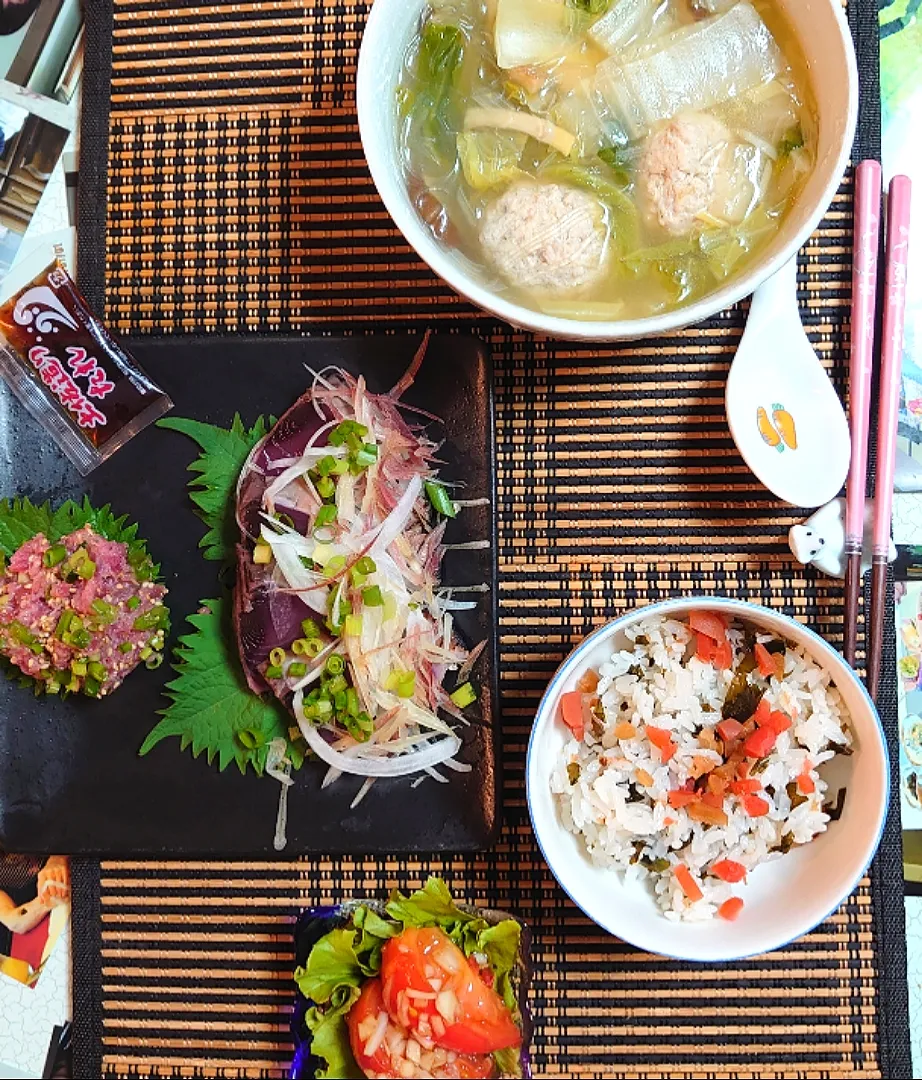 Snapdishの料理写真:🍴夕ご飯🍴
カリカリ梅ご飯
鶏団子スープ
カツオタタキ、ネギトロ|ポチさん