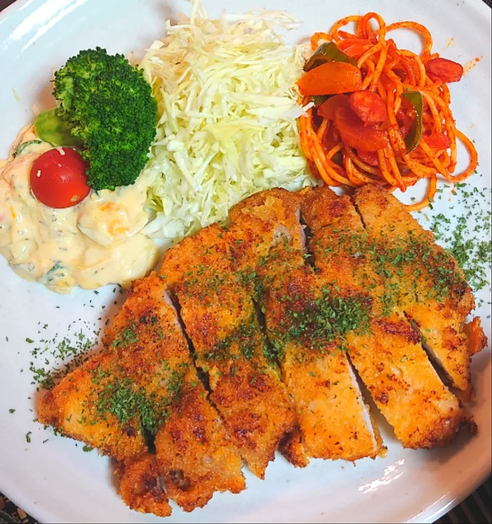 🍴夕ご飯🍴
チキンカツ
わかめと東部お味噌汁
白菜漬物|ポチさん