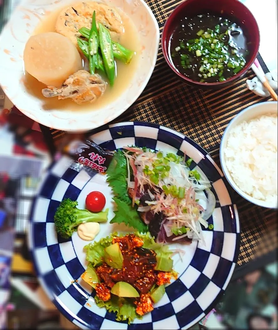 Snapdishの料理写真:🍴夕ご飯🍴
カツオタタキ、マグロとアボカドのコチュジャン和え
大根と鶏手羽元煮物
アオサのお吸い物|ポチさん