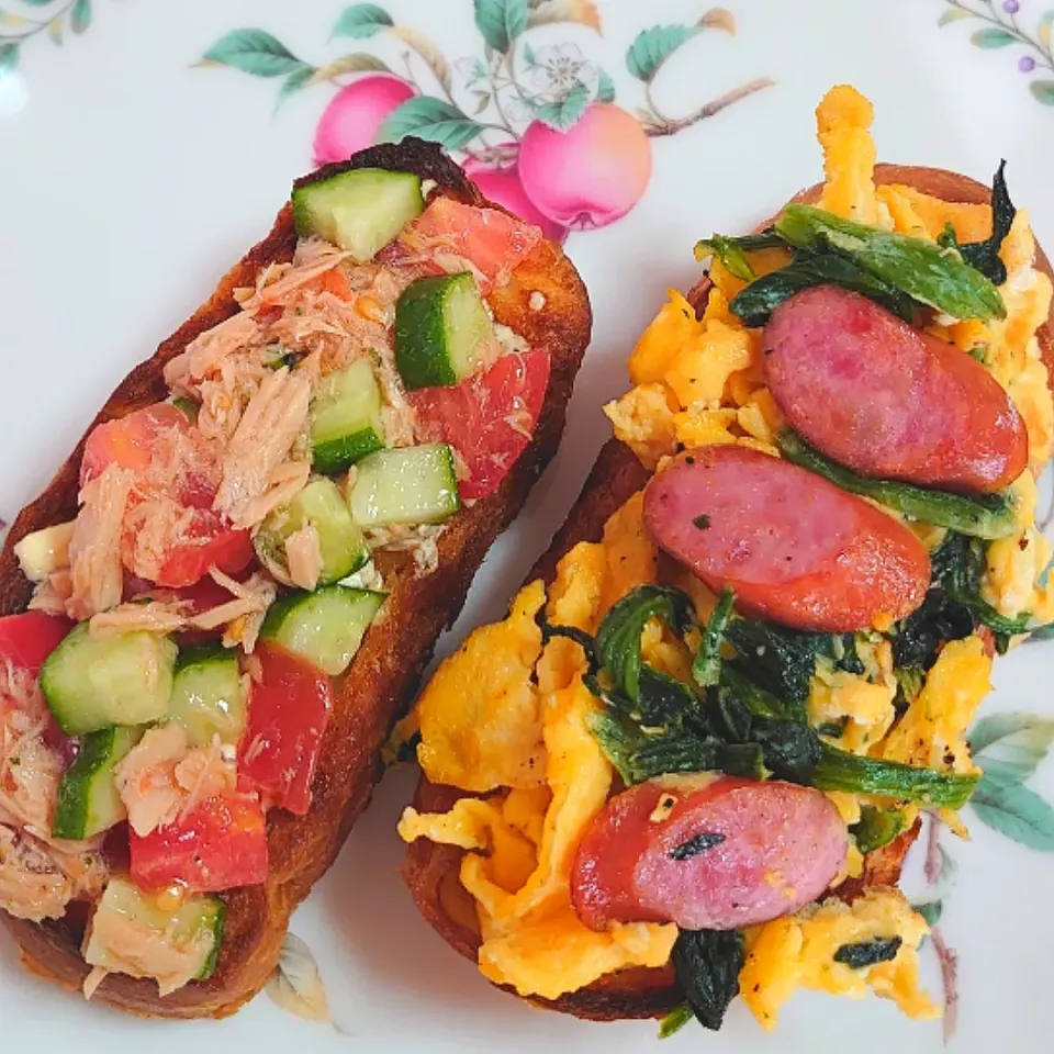 ☀️朝ご飯☀️
オープンサンド
　ほうれん草とソーセージ卵
　キュウリトマトツナのイタリアンドレッシング和え|ポチさん