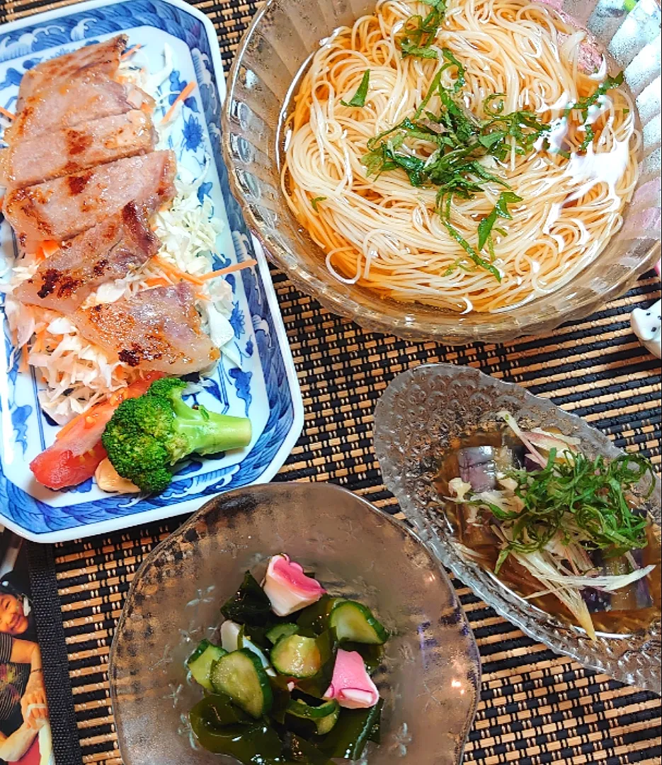 Snapdishの料理写真:🍴夕ご飯🍴
そうめん
ナスの出汁煮
豚肉の味噌漬け
ワカメとタコの酢の物|ポチさん