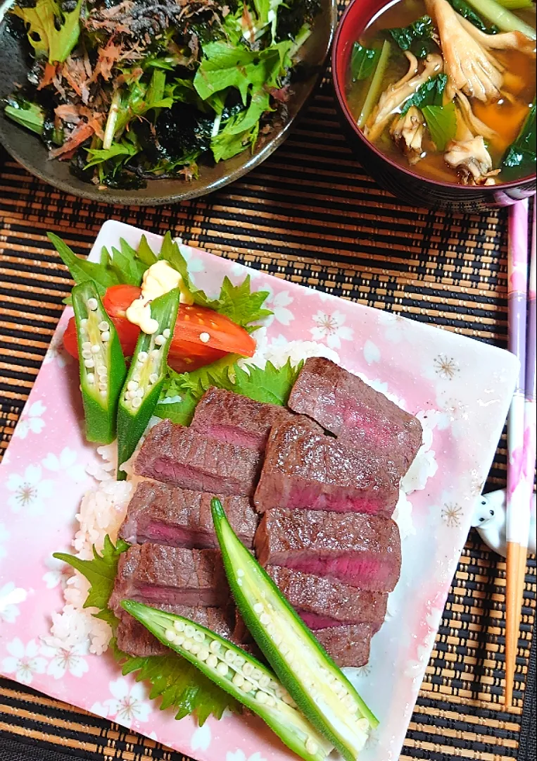 🍴夕ご飯🍴
牛ステーキ
水菜と韓国のりサラダ
小松菜と舞茸のお味噌汁|ポチさん