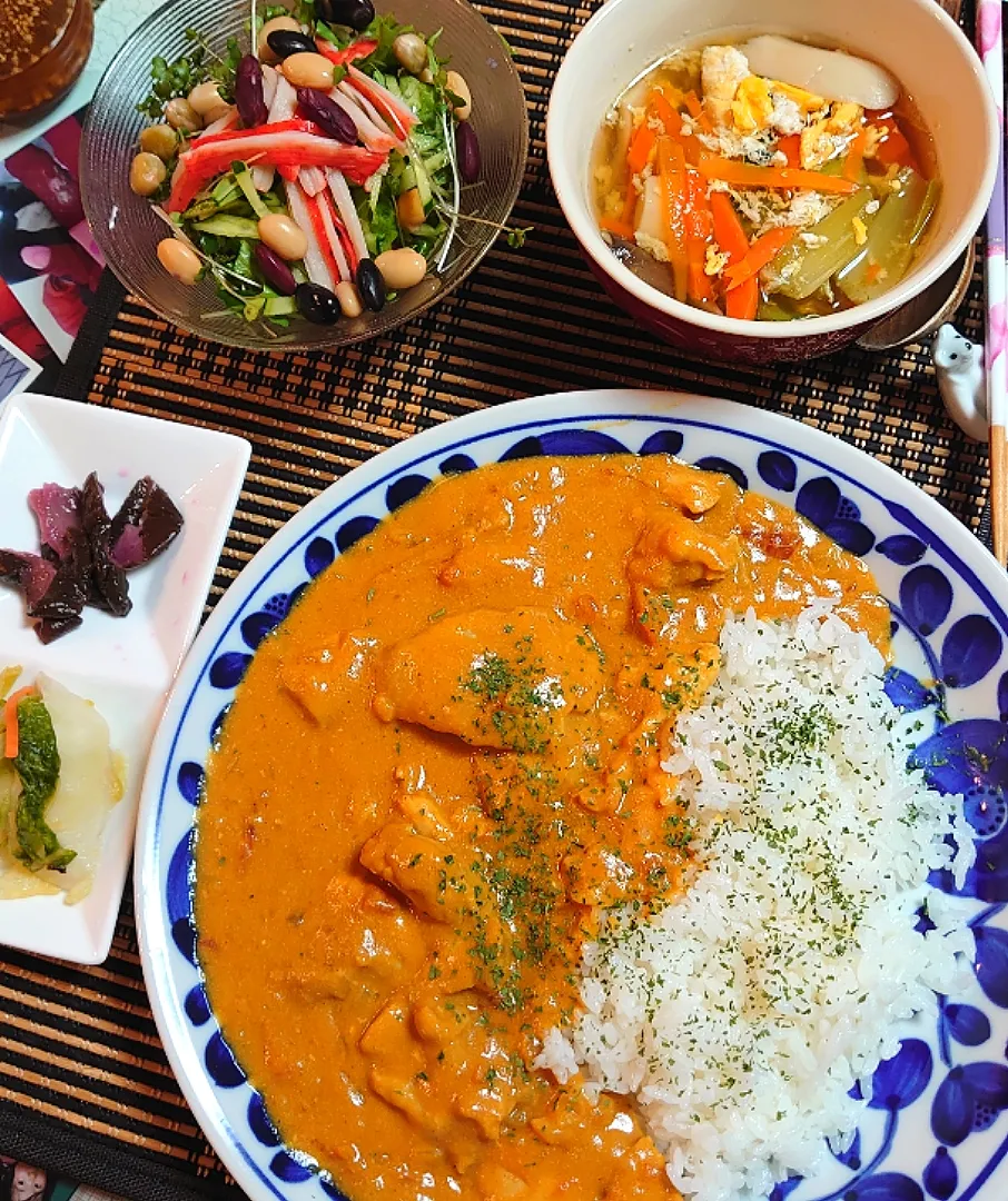 🍴夕ご飯🍴
バターチキンカレー
レタスとサラダ豆サラダ
野菜スープ|ポチさん