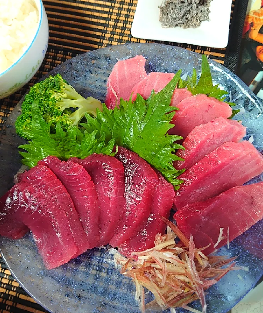 Snapdishの料理写真:🍴夕ご飯🍴
南マグロ(中トロ、赤身)
　藻塩と塩昆布で………|ポチさん