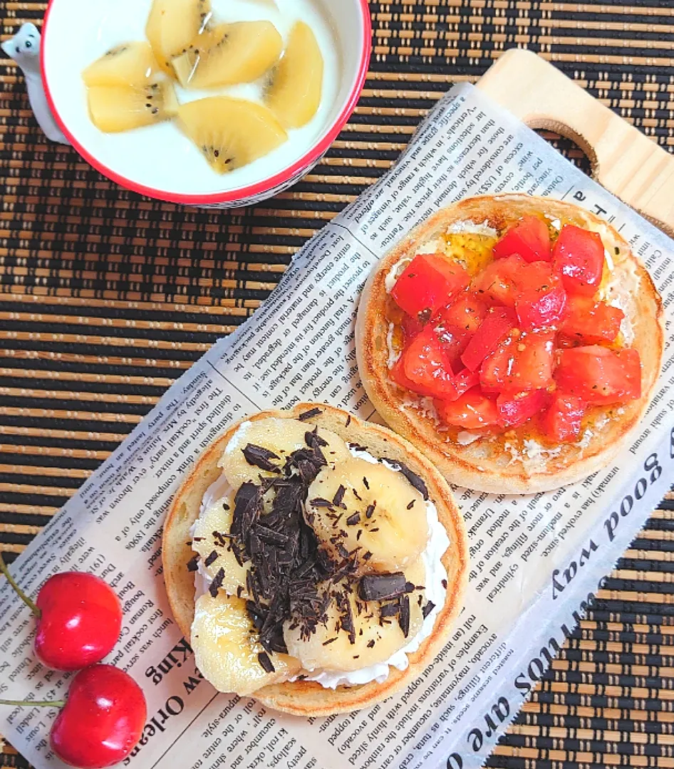 ☀️朝ご飯☀️
イングリッシュマフィンオープンサンド
　生クリーム、バナナチョコ
　トマト、ハチミツ|ポチさん