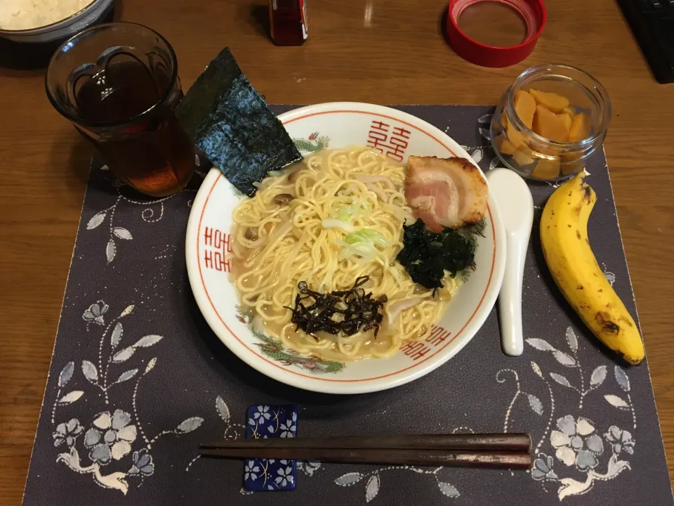 とんこつラーメン、ご飯、沢庵、六条麦茶、バナナ(昼飯)|enarinさん