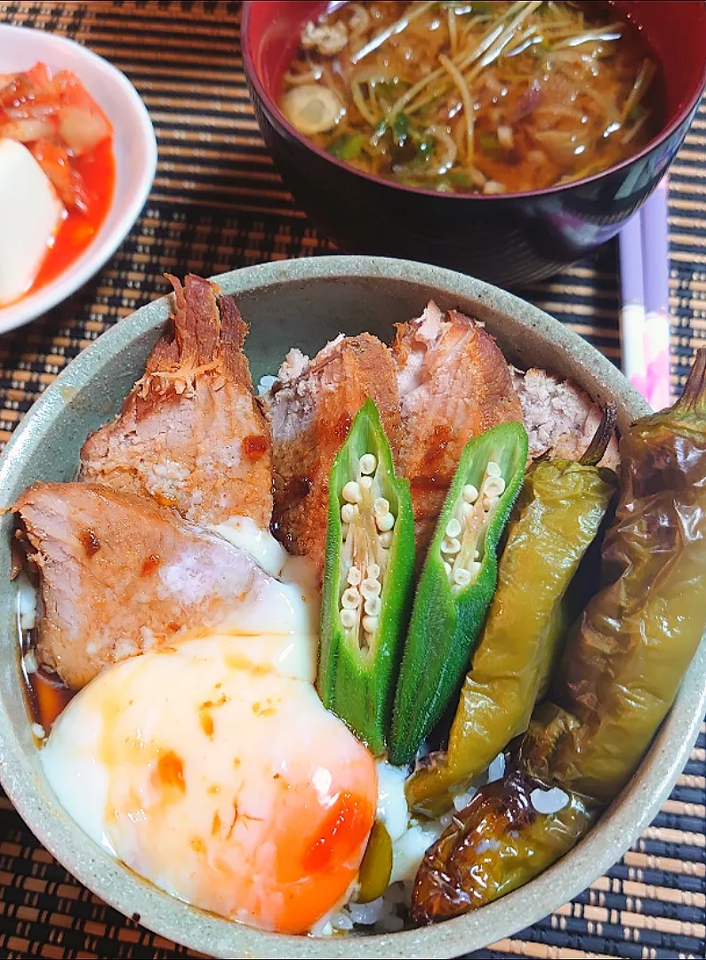 🍴夕ご飯🍴
チャーシュー丼
味噌汁
キムチのせ冷奴|ポチさん