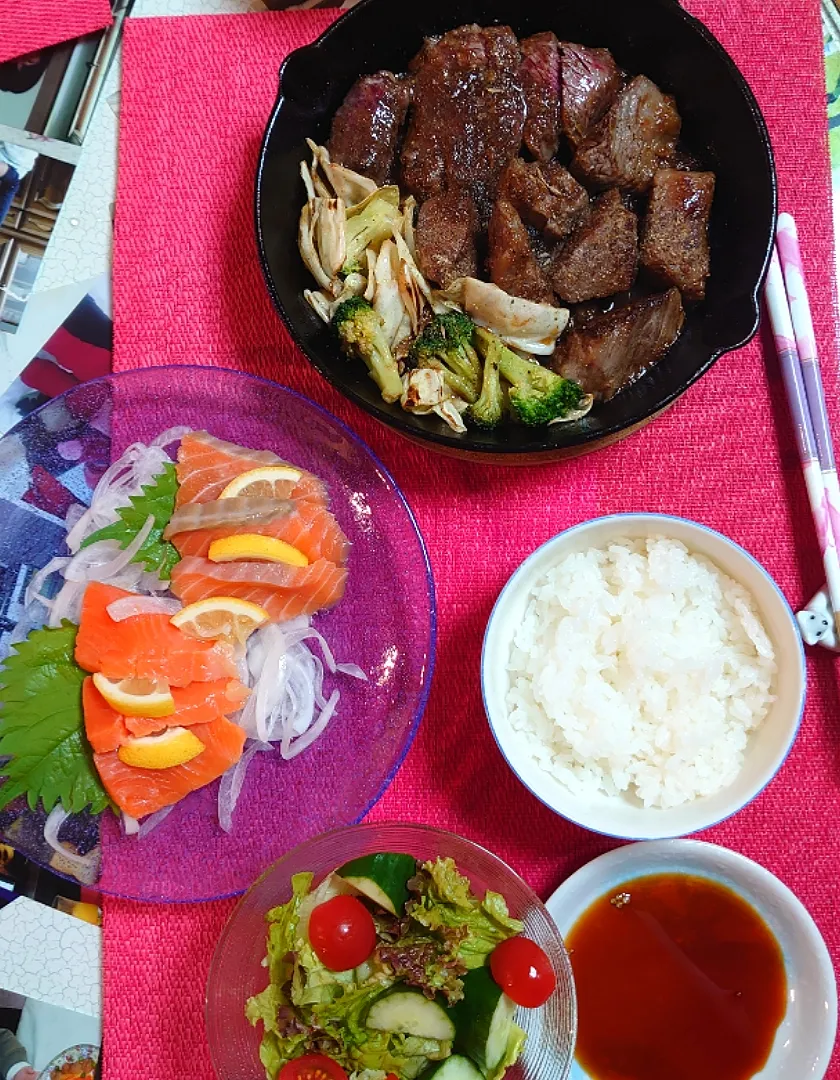 🍴夕ご飯🍴
カレー用牛肉でステーキ
サーモン刺し身
サラダ|ポチさん