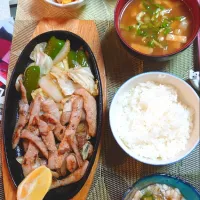 Snapdishの料理写真:🍴夕ご飯🍴
豚トロ焼き
味噌汁
豆もやしナムル
長芋とめかぶ和え|ポチさん