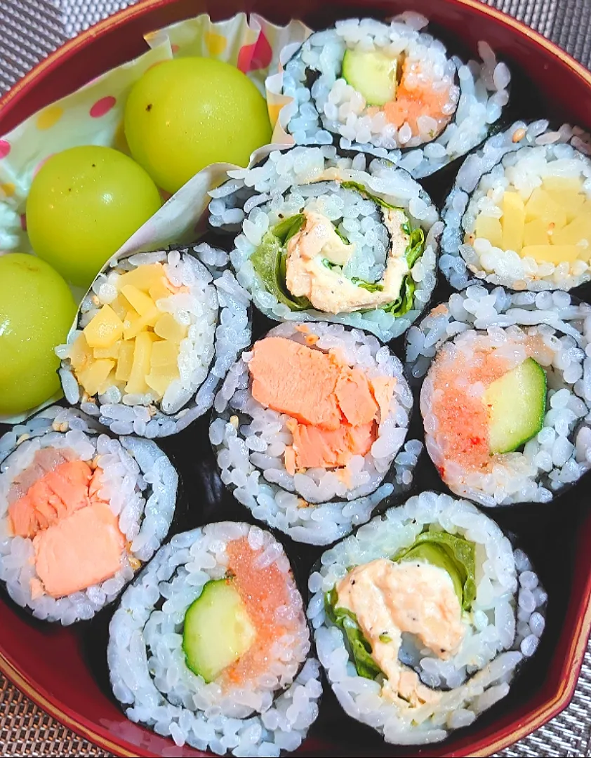 🍱お弁当🍱
海苔巻弁当
(明太子きゅうり、ツナレタス、たくあん、シャケ)|ポチさん