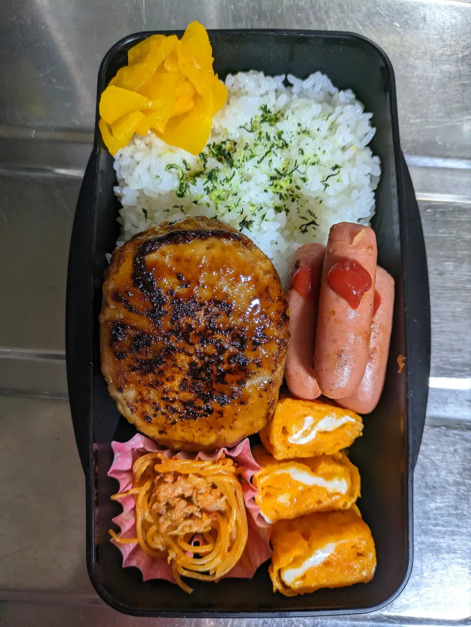 旦那弁当　2023/11/17

つくねハンバーグ
ウインナー
ミートパスタ
玉子焼き|ユキヨメ♪さん