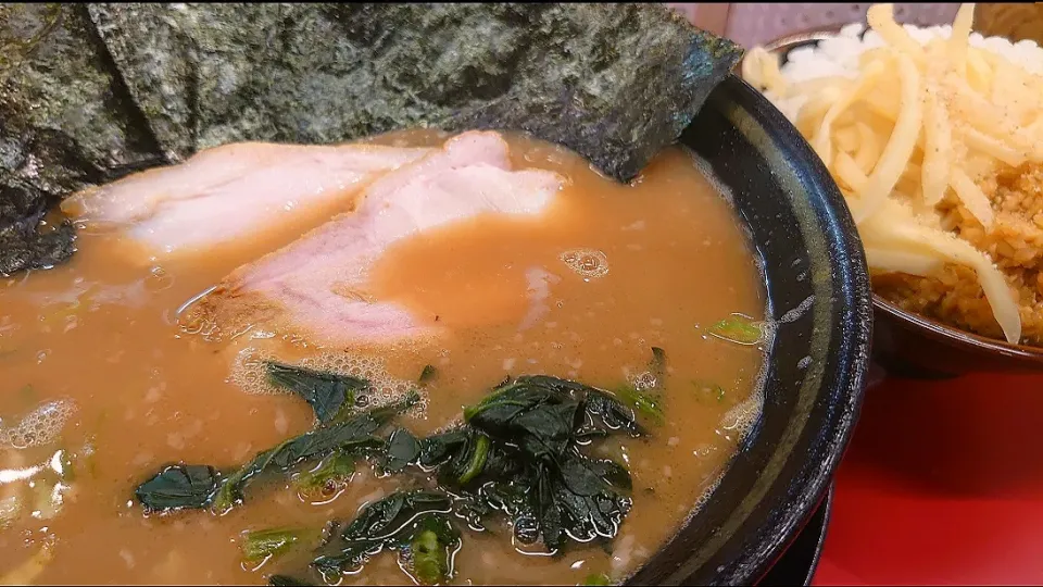 【食べログ TOP 5000】
IEKEI _ TOKYO 王道家直系
ラーメン (850円、麺柔らかめ/
味薄め/油少なめ)
－麺半分
＋海苔 (5枚、麺半分でサービス)
＋ライス大盛 (大盛まで120円)
@末広町2分
(JR秋葉原駅から徒歩8分)
23274 (288,259)|大脇さん