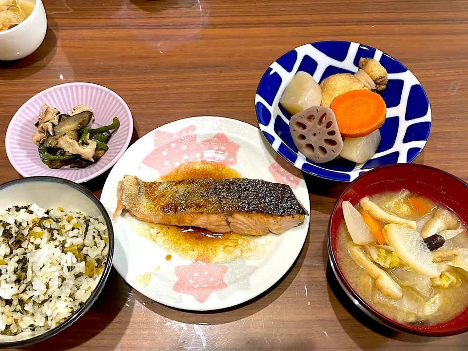 鮭の醤油レモンムニエル　なんでも野菜の味噌汁　煮物　なすとピーマン豚バラの味噌炒め|おさむん17さん