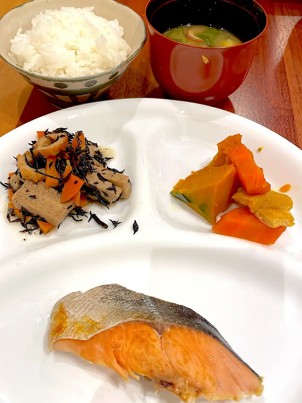 塩鮭　ひじき煮物　カボチャ煮物　味噌汁|とゆあさん