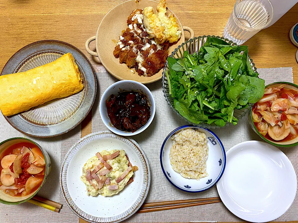 Snapdishの料理写真:チキン南蛮、とり天、燻製枝豆のポテトサラダ🥔、だし巻き卵🥚、豚モツ煮込み🐖、採れたてルッコラのサラダ🥗、キャベツとエリンギのトマトスープ🍅|1614さん