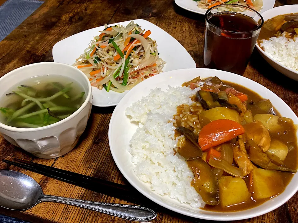 なすチキンカレーともやし炒めと胡瓜とキクラゲのスープ|しあぺんさん