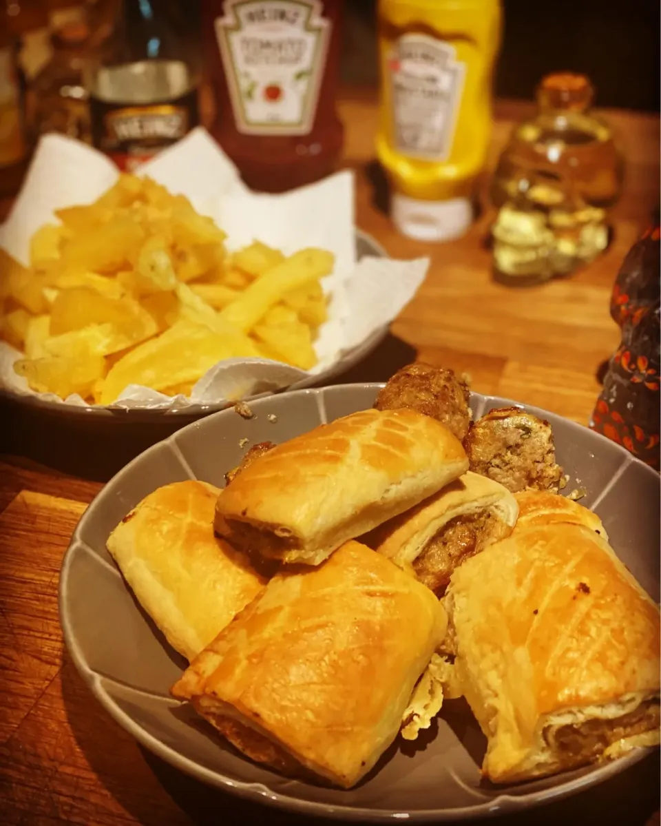 Dinner ! Dinner ! 
After watching the Great British Bake off last night had to make lol 😂 
Sage & Onion Pork Sausage Rolls with fresh made Chips 
#sausagerolls|Emanuel Hayashiさん