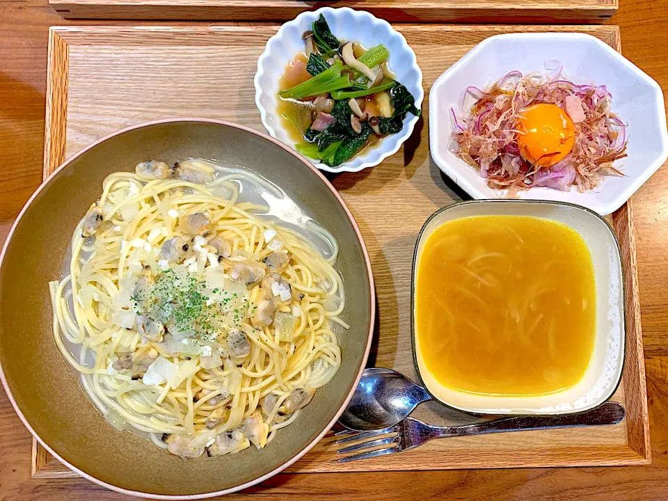 Snapdishの料理写真:今日の夜ご飯(ボンゴレパスタ、オニオンスライスたまごのっけ、小松菜煮浸し、オニオンスープ)|cocomikaさん