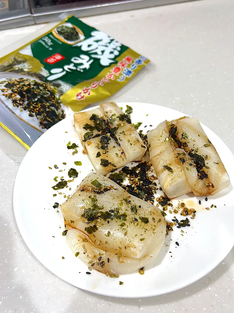 焼いたお餅 〜醤油と海苔ふりかけを添えて〜|ノブ0229さん