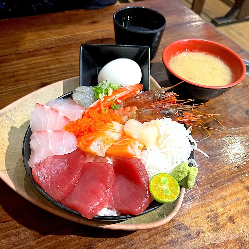 Assorted sashimi don and miso soup|skyblueさん