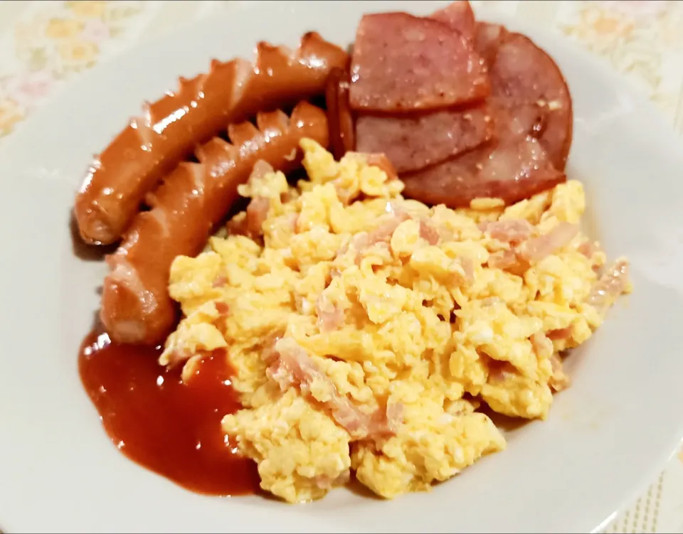 ไข่กวนแฮม
Scrambled Eggs with Ham|🌿Veerapan Mu🌿さん