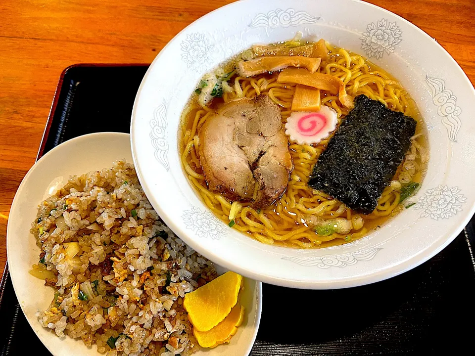 Snapdishの料理写真:半炒飯ラーメン　ニばん　700|Noriyuki Saitoさん