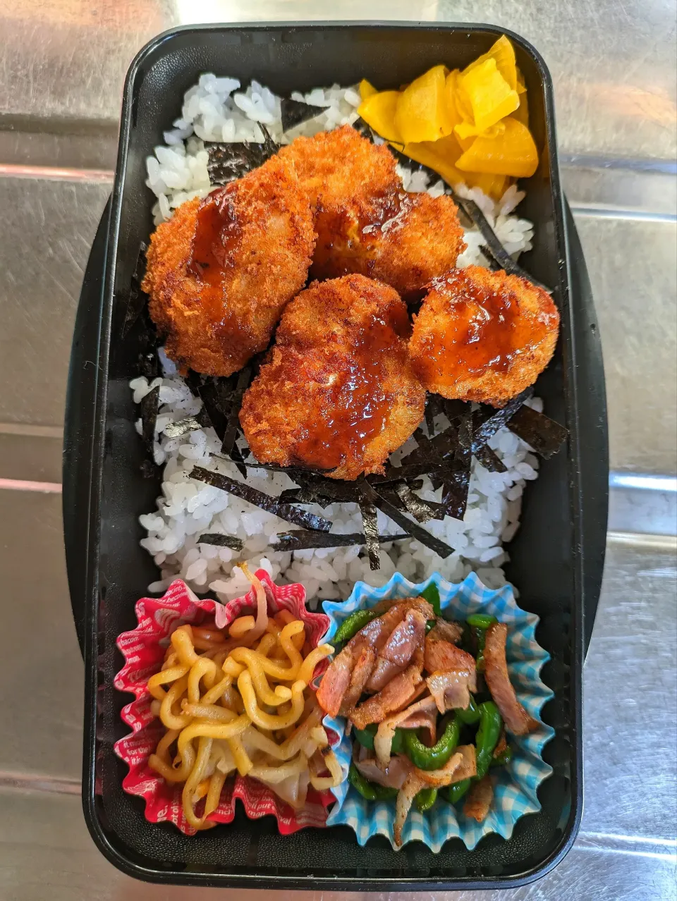 旦那弁当　2023/11/18

チキンカツ
焼きそば
ピーマンとベーコン炒め|ユキヨメ♪さん