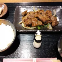 Snapdishの料理写真:サイコロステーキ定食✨|karyou bingaさん