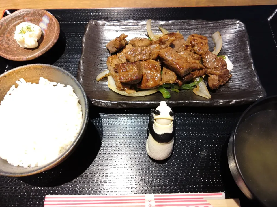 Snapdishの料理写真:サイコロステーキ定食✨|karyou bingaさん