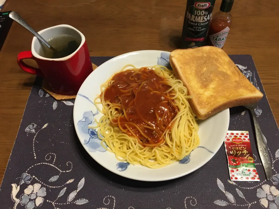 スパゲッティミートソース、ピーナッツバタートースト、カットワカメ入りタマネギスープ(昼飯)|enarinさん