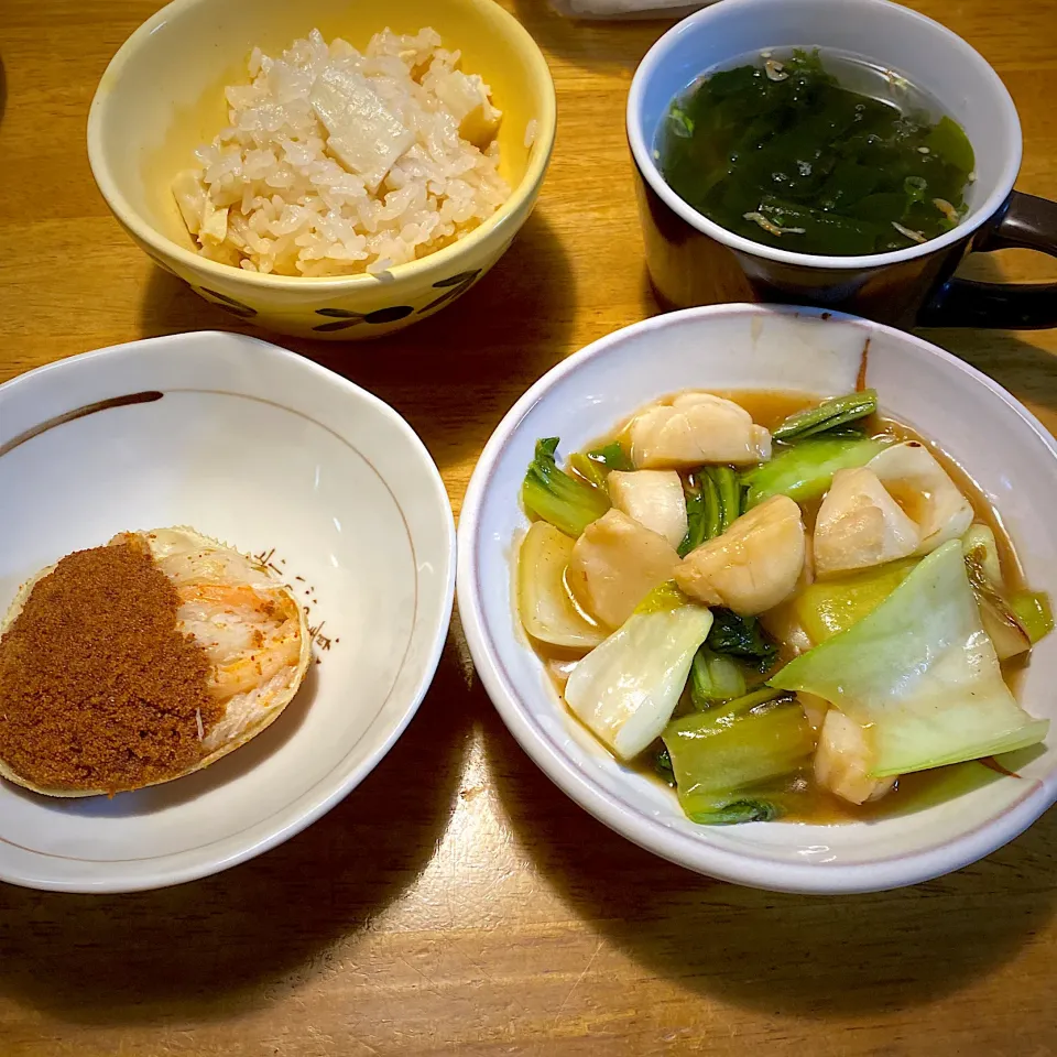 Snapdishの料理写真:青梗菜と帆立のオイスターソース炒めと、せいこ蟹の甲羅盛りと、帆立ご飯と、昆布のお吸い物|もえさん