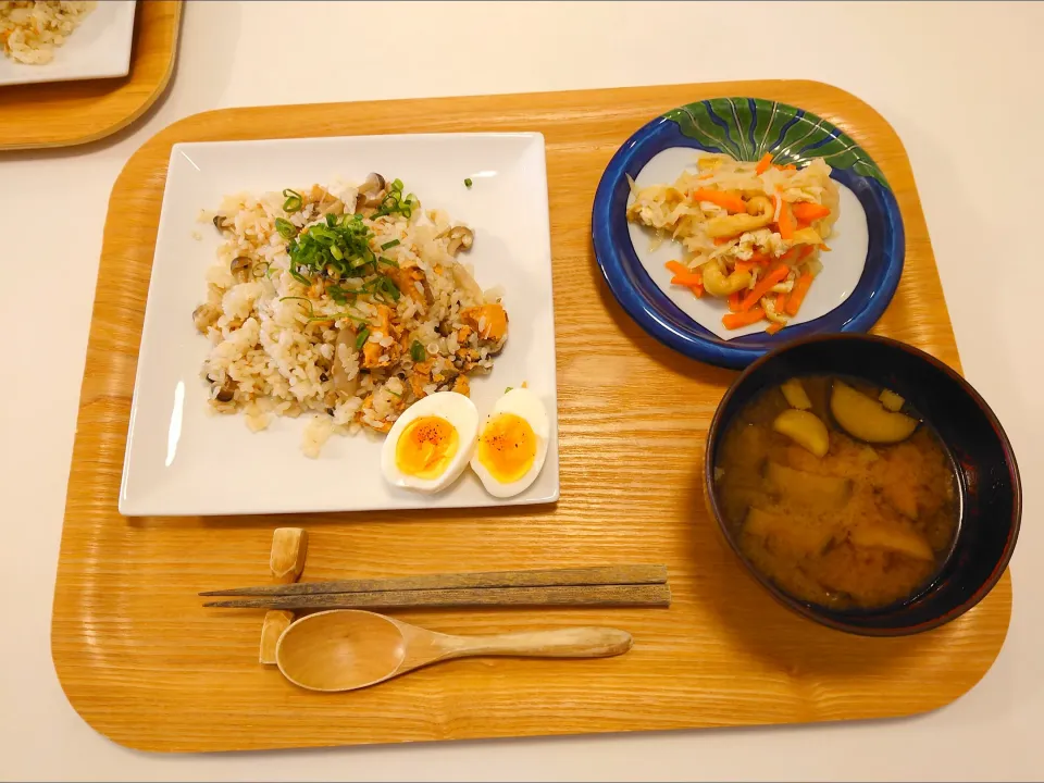 Snapdishの料理写真:今日の夕食　鮭缶炊き込みご飯、切り干し大根煮物、なす味噌汁|pinknari🐰🌈さん