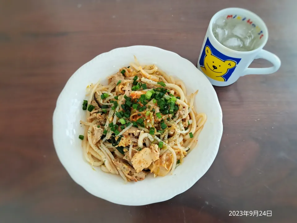 Snapdishの料理写真:2023年9月24日の昼ご飯
豚キムチ焼きうどん
焼酎水割り|ソラ♂のご飯さん