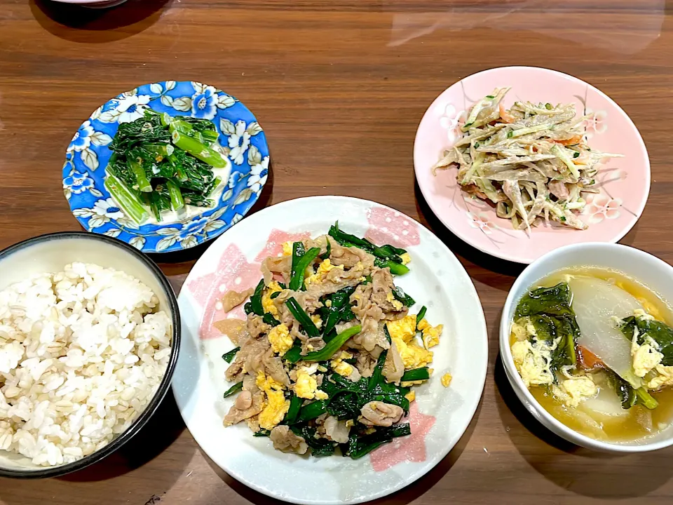 豚バラニラ玉炒め　カブとベーコンのスープ　ごぼうサラダ　カブの葉の麺つゆマヨ和え|おさむん17さん