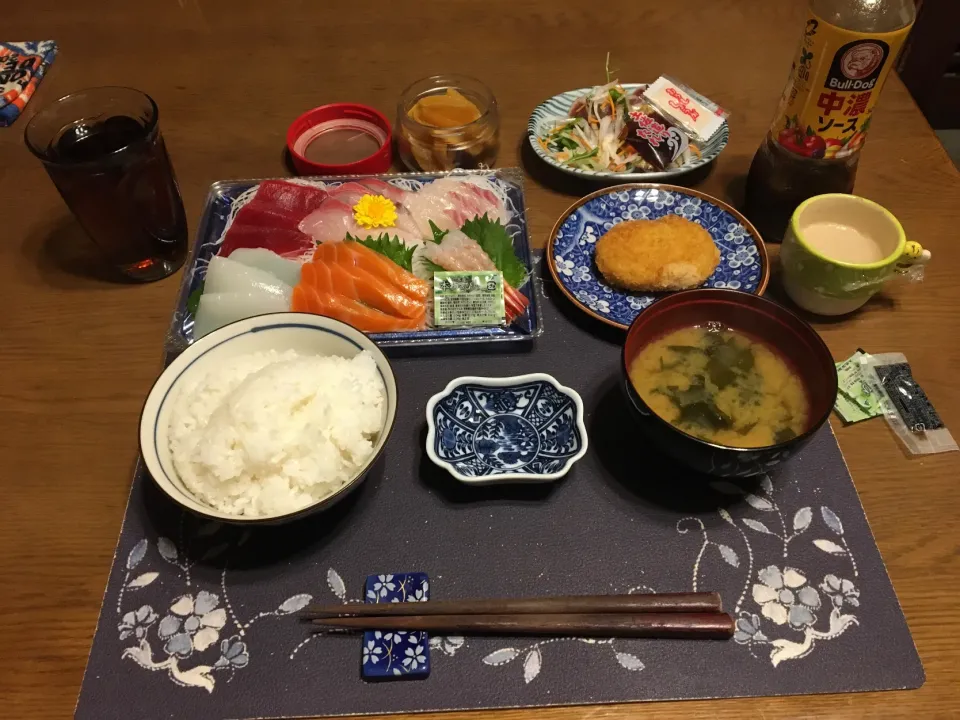 ご飯、刺身盛り合わせ、鰹のたたきの野菜乗っけ盛り、コロッケ、沢庵、薄切りかぼちゃとカットワカメの味噌汁、市販の麦茶、森永マミーの寒天、おからドーナツ(夕飯)|enarinさん