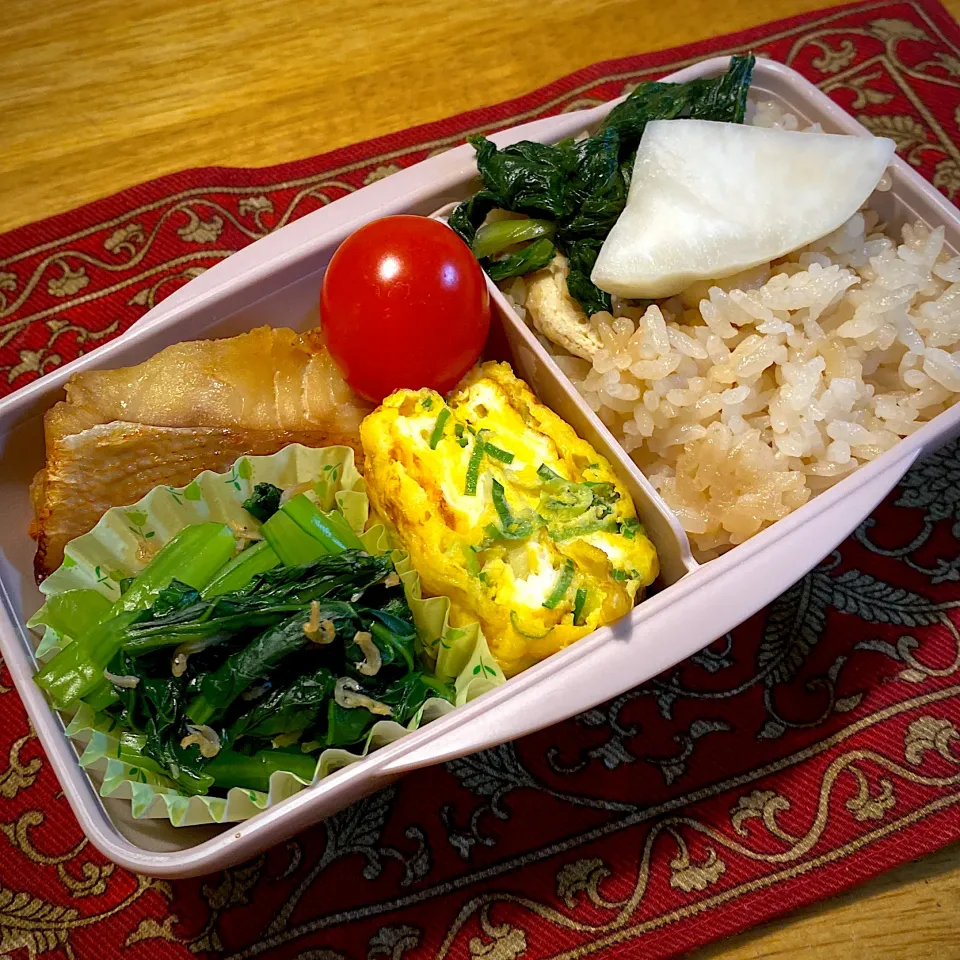 焼き赤魚と、小松菜のじゃこ和えと、ネギ入り玉子焼きと、かぶら漬けと、帆立ご飯弁当|もえさん