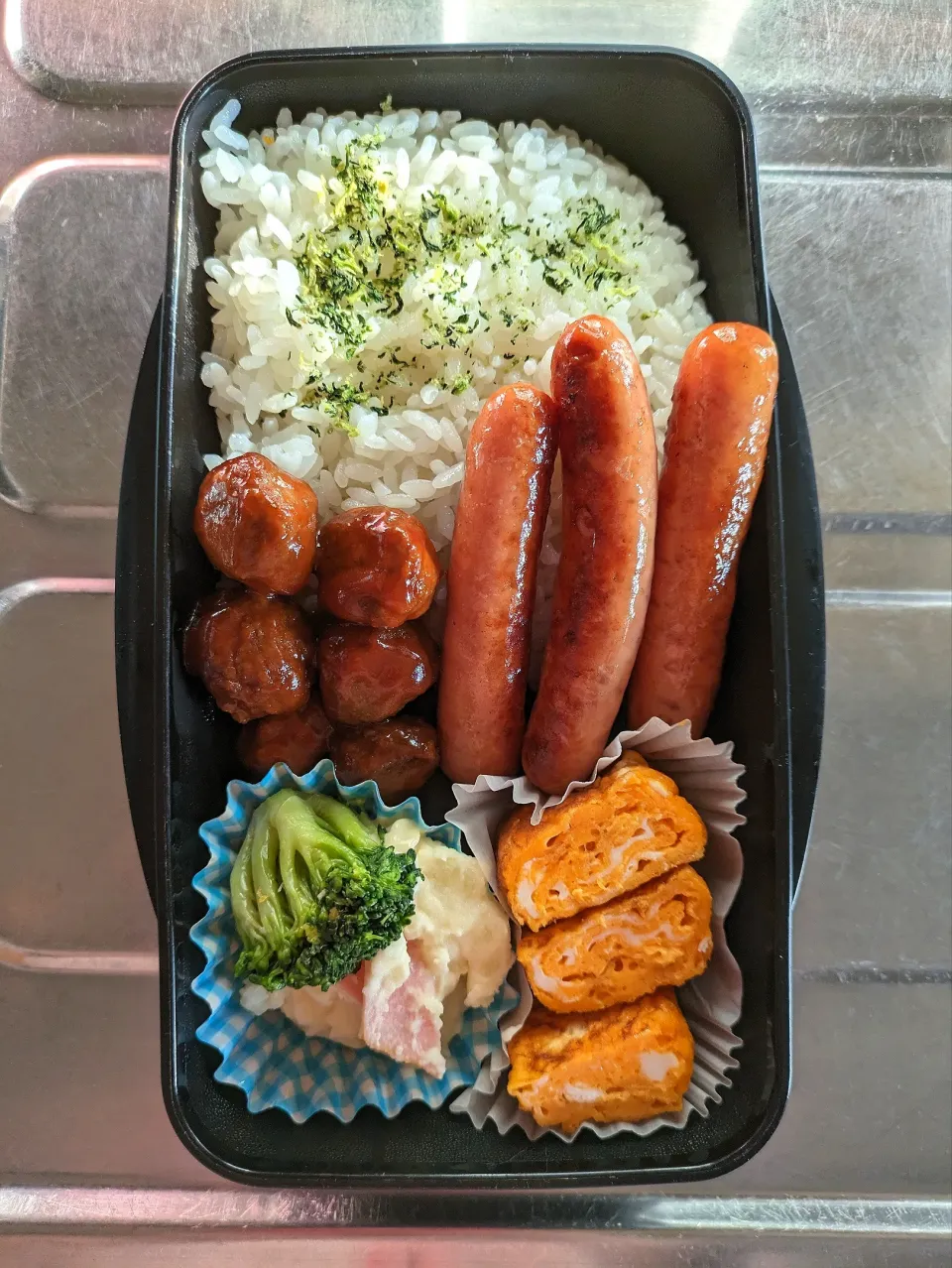 旦那弁当　2023/11/19

スパイシーソーセージ
ミートボール
玉子焼き
ポテトサラダ&ブロッコリーマヨ|ユキヨメ♪さん