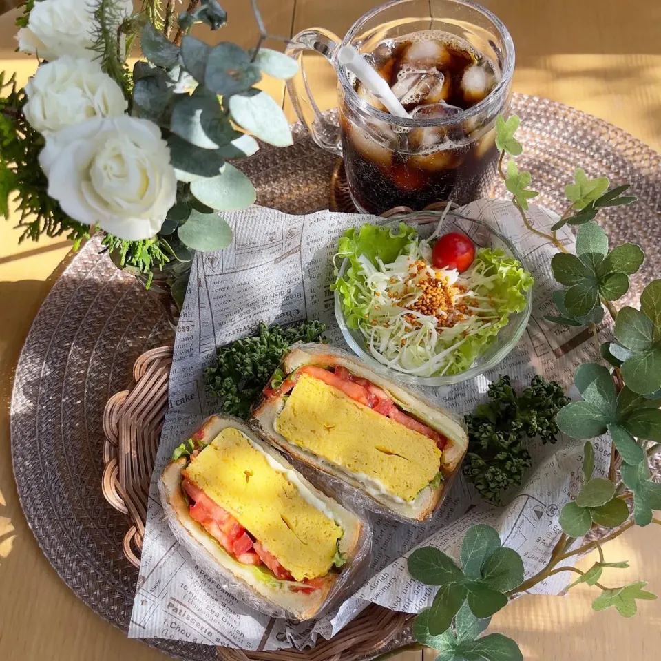 Snapdishの料理写真:11/19❤︎つきじ松露玉子焼サンド🥪🌱

＊ 輝絹生食パン
＊ つきじ松露玉子焼
＊ フリルレタス ＊トマト
＊グリーンサラダ|Makinsさん