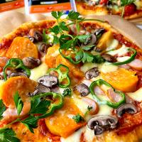 【東京デーリーカットシリーズ🧀】柿とウインナーとはちみつのピザ🍕