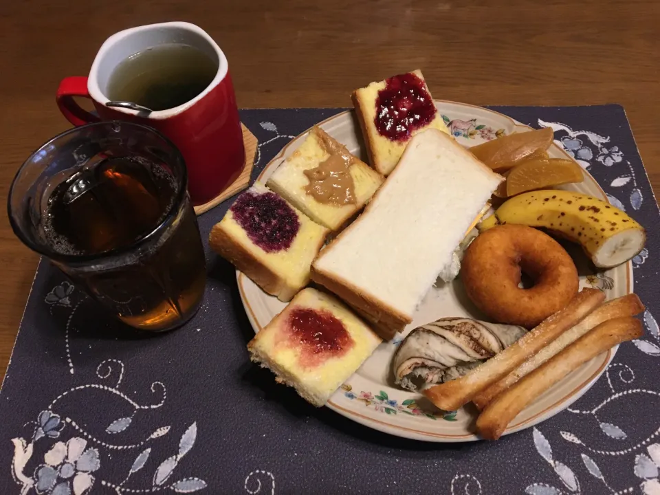 サンドイッチ、数種スプレッドトースト、揚げパン、沢庵、タマネギスープ、烏龍茶、バナナ(昼飯)|enarinさん